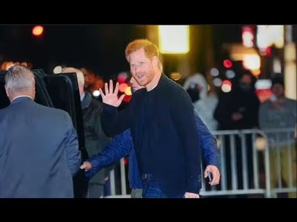 La rabbia per il fatto che l'azienda che paga lo "stipendio a sette cifre" del principe Harry si sba