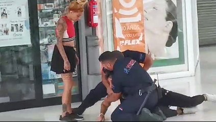 Reducen a un varón tras un aparatoso forcejeo con tres hombres de seguridad en el CC La Ballena