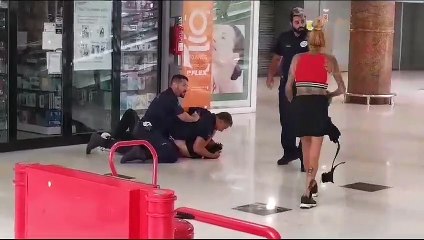 Una mujer le quita la porra a un segurita en un centro comercial de Gran Canaria en un duro forcejeo