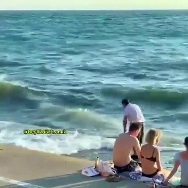 Beylikdüzü'nde dalgaların arasında namaz kıldı, gören bir daha baktı