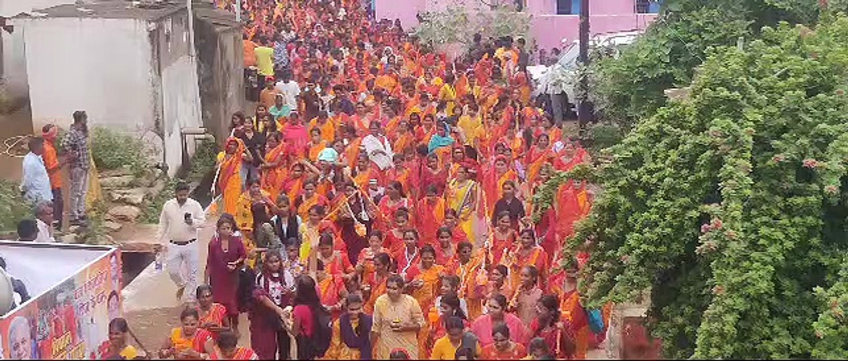 देखो.. 100 साल पुराने कुएं से जल लेकर मुख्यमंत्री के बेटे ने, देवबलौदा के प्राचीन शिवमंदिर में चढ़ाया