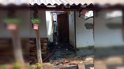 Le bonheur du pompier, qui s'est rendu compte que le Coran n'était pas endommagé dans la maison qui s'est transformée en cendres, se reflétait dans ses yeux.