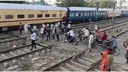 बाराबंकी: रेलवे विभाग की यह लापरवाही ले सकती है सैंकड़ों लोगों की जान, देखें वीडियो