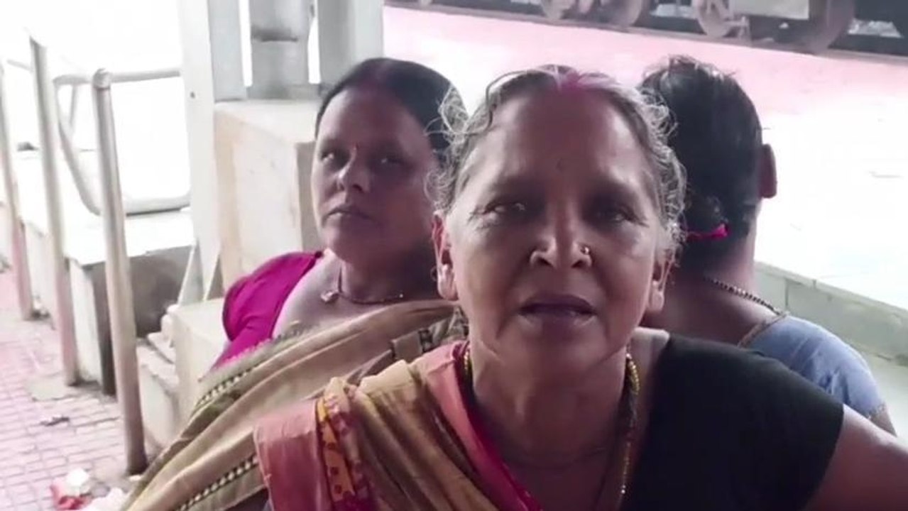 मुंगेर: रतनपुर रेलवे स्टेशन पर यात्री सुविधाओं का अभाव, सुनिए महिला यात्रियों की परेशानी