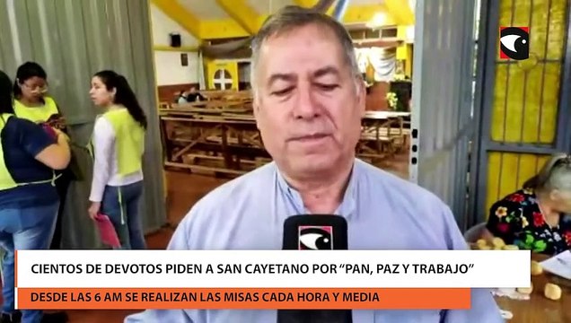 Por pan, paz y trabajo Desde el amanecer y a pesar de la lluvia cientos de devotos participan de las misas en San Cayetano