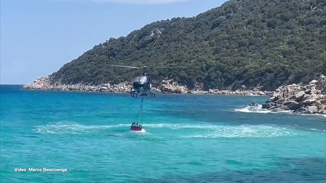 Elicottero in azione per spegnere l'incendio a Cala Pira in Sardegna