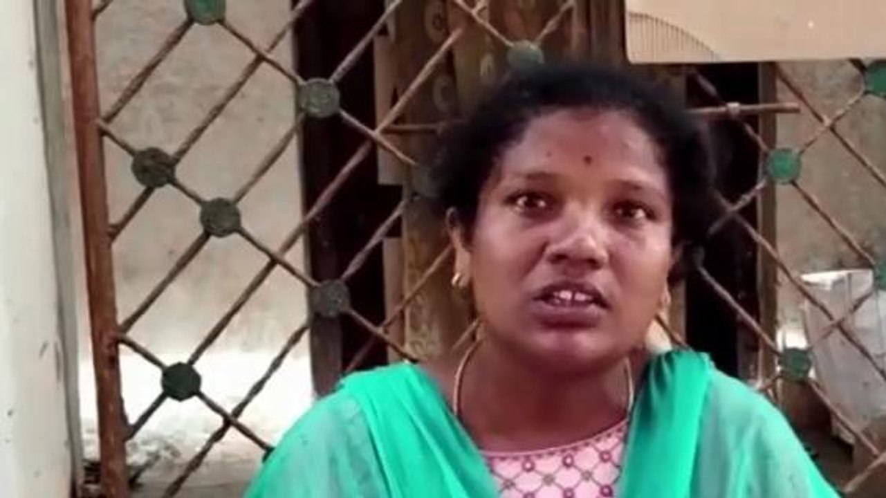 విశాఖ జిల్లా: భర్త ఇంటి ముందు... పిల్లలతో బైఠాయించిన భార్య