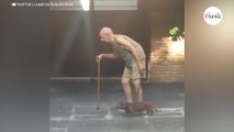 Alter Mann und sein Dackel gehen die letzten Schritte im Leben zusammen (Video)