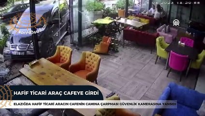 Aracın kafenin camına çarpması güvenlik kamerasına yansıdı