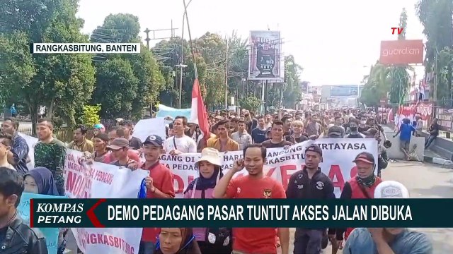 Pedagang Pasar Rangkasbitung Jalan Kaki ke Gedung DPRD Lebak, Tuntut Akses Jalan Dibuka Kembali!