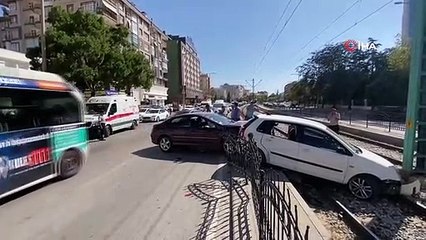 Kaza yapan otomobillerden biri tramvay yoluna düştü: 2 yaralı
