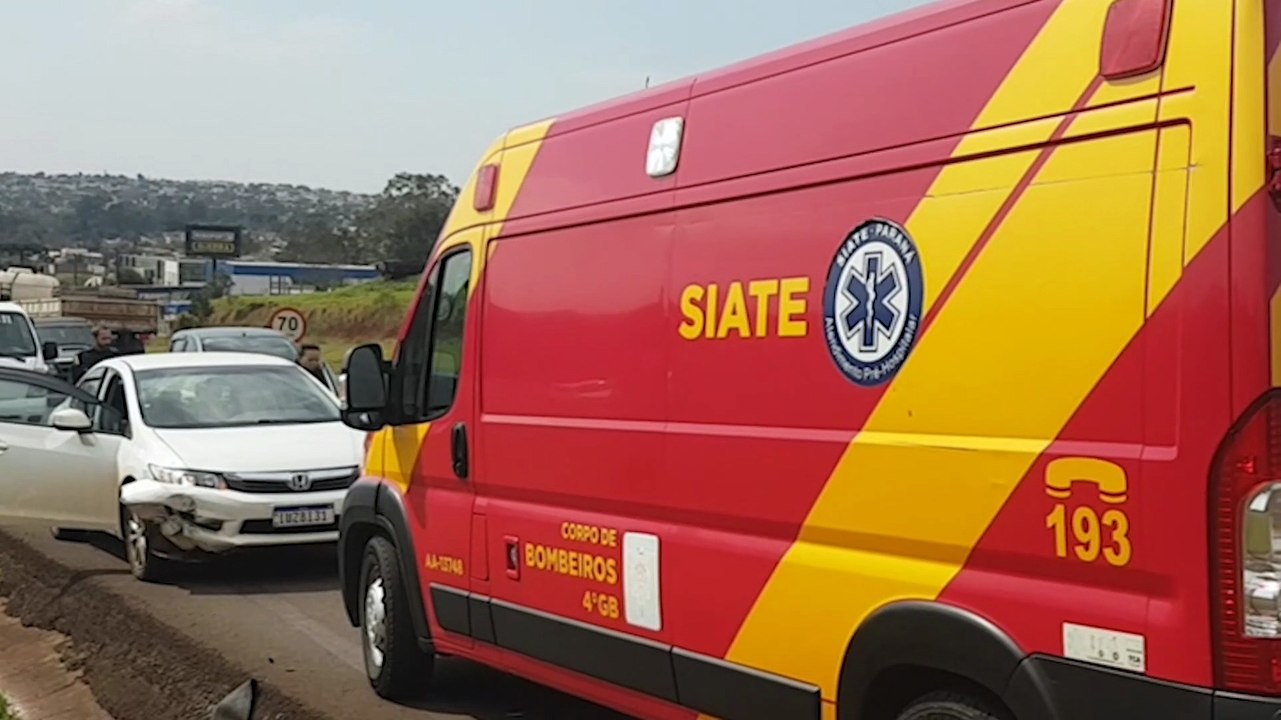 Carro e moto batem na rodovia BR-277 e mulher fica ferida