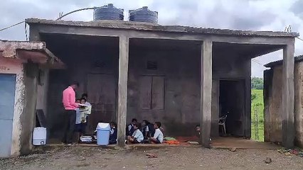 टीन शेड में चल रहा स्कूल