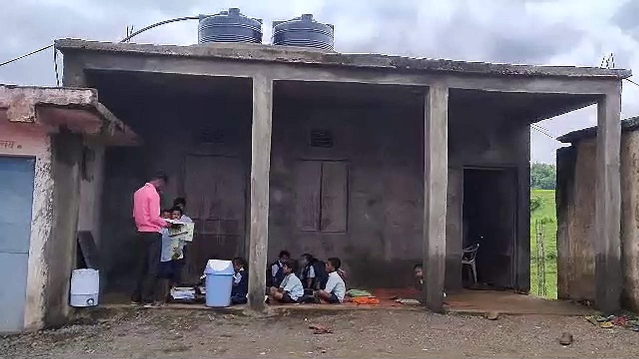 टीन शेड में चल रहा स्कूल