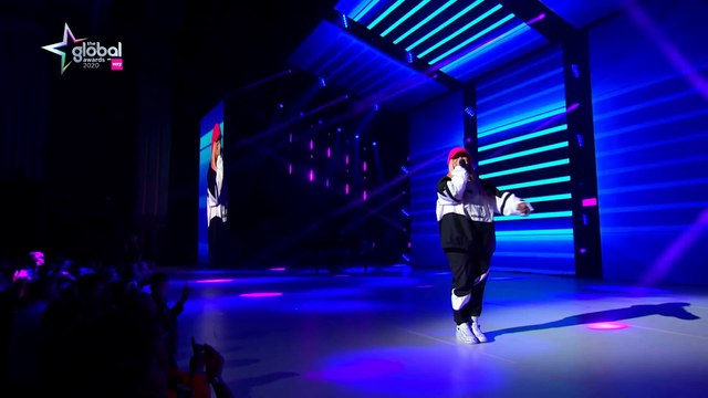 Tones and I chante son tube Dance Monkey en live