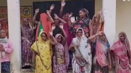 सोनभद्र: ग्राम प्रधान पर ग्रामीणों ने लगाया धन उगाही का आरोप, देखें वीडियो