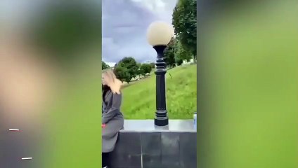 Kayarak video çektiren talihsiz kadın kafasını çarptı