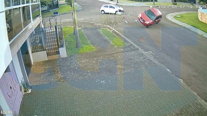 Vídeos mostram carro capotando várias vezes em acidente no São Cristóvão