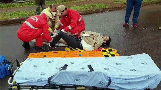 Jovem fica ferido após colisão entre carro e moto no Cascavel Velho