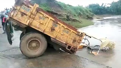 पुल पर जमी मिट्टी से फिसलकर ट्रैक्टर नदी में उतरा, चार लोगों ने कूदकर बचाई जान