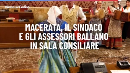 Macerata, il sindaco e gli assessori ballano in sala consiliare