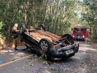 Motorista capota veículo na estrada que liga ao Parque da Raposa