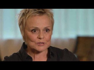 Muriel Robin effondrée dans les bras de la famille victime de l’accident de Pierre Palmade