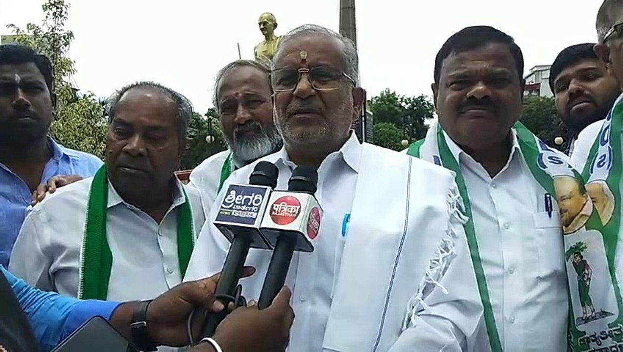 कर्नाटक सरकार के खिलाफ नारेबाजी और धरना प्रदर्शन
