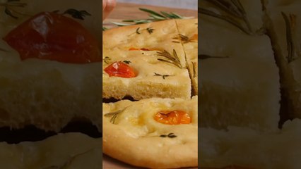 Focaccia estivale aux tomates cerises, romarin et thym 🍅