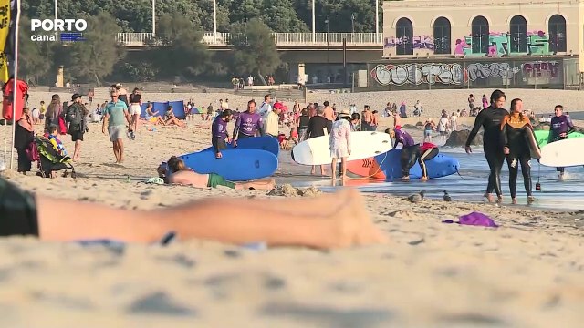 Portugueses recorrem à praia para lidarem com altas temperaturas