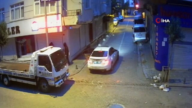 Ils ont empêché les voleurs en jetant des chaises et des pots de fleurs par la fenêtre.