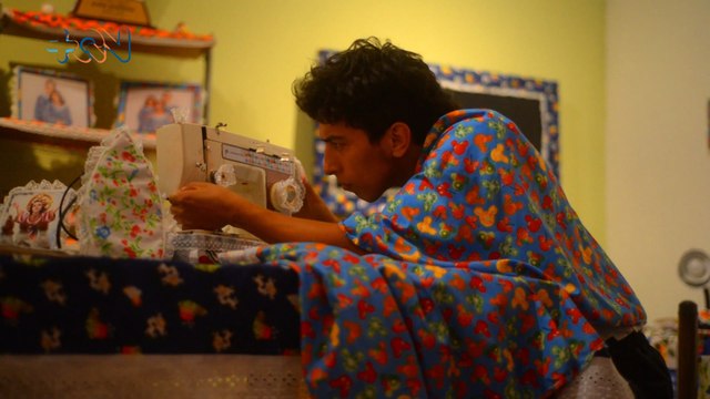 mqn-basthian Magaña el artista que rinde tributo a la costumbre de vestir los electrodomésticos y los muebles de las casas-070823