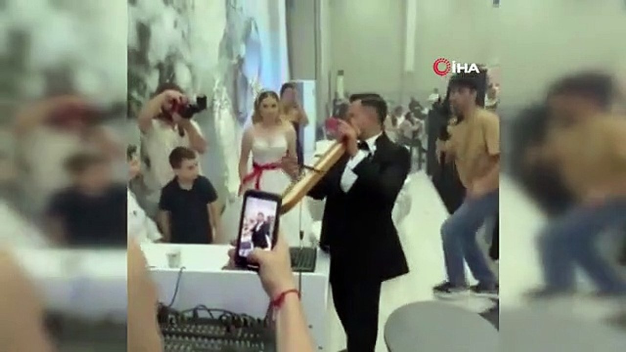 Il a joué et joué du violon à son propre mariage.