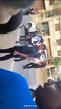 சிறுவர்களுக்கு இனிப்புகளை வழங்கிவிட்டு புன்னகையுடன் நகர்ந்து சென்ற குடியரசு தலைவர்