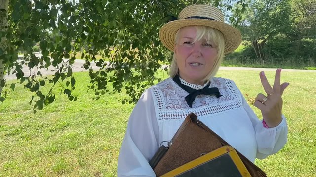 Vieux métiers - Marinette l'institutrice du village