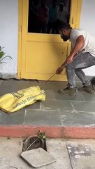 क्या हुआ जब थाने में पहुंचे नाग देवता, देखें वीडियो...