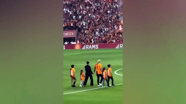 Wanda Nara, la femme d'Icardi, a conquis les cœurs avec son partage émotionnel avec Sezen Aksu： Elle est devenue bien turque