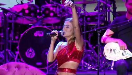 Les taches sur les jambes de Yıldız Tilbe, qui partageait ses poses en minijupe, ont effrayé ses fans