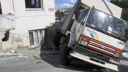 Kamyon gecekonduya çarptı