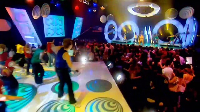 Dj Casper interprète son tube Cha Cha Slide en live