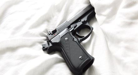 Polizist schießt jüngerem Bruder mit Dienstwaffe in den Hals