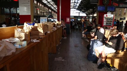 Marsilya'da Temizlik İşçilerinin Grevi Nedeniyle Tren İstasyonlarında Çöp Yığınları Oluştu