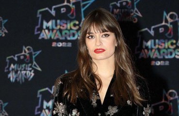 Clara Luciani enceinte : de nouvelles photos d’elle dans une robe très séduisante