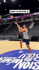 Et maintenant Rudy Gobert marque du milieu de terrain !