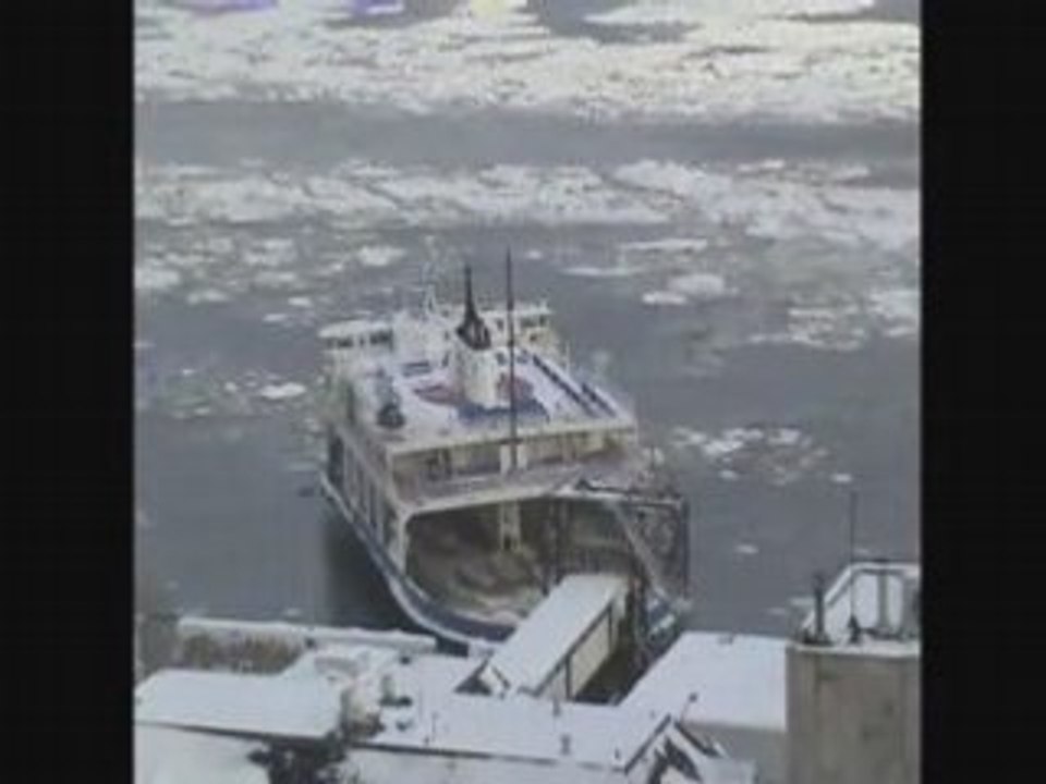 Quebec 2008-Bateaux sur fleuve St-Laurent glacé.Icy River
