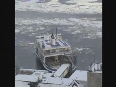 Quebec 2008-Bateaux sur fleuve St-Laurent glacé.Icy River