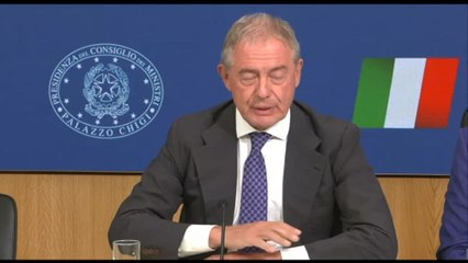 Taxi, 20% di licenze in più, Urso: prima risposta all'emergenza