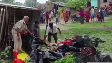 BREAKING: बीयर लदा पिकअप वैन पलटी, ग्रामीणों में लूटने की मची होड़, देखिए लाइव वीडियो