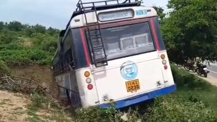జగిత్యాల: బైకును ఢీకొట్టి చెట్ల పొదల్లోకి దూసుకెళ్లిన ఆర్టీసీ బస్సు