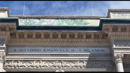 Imbrattata nella notte la facciata della Galleria a Milano